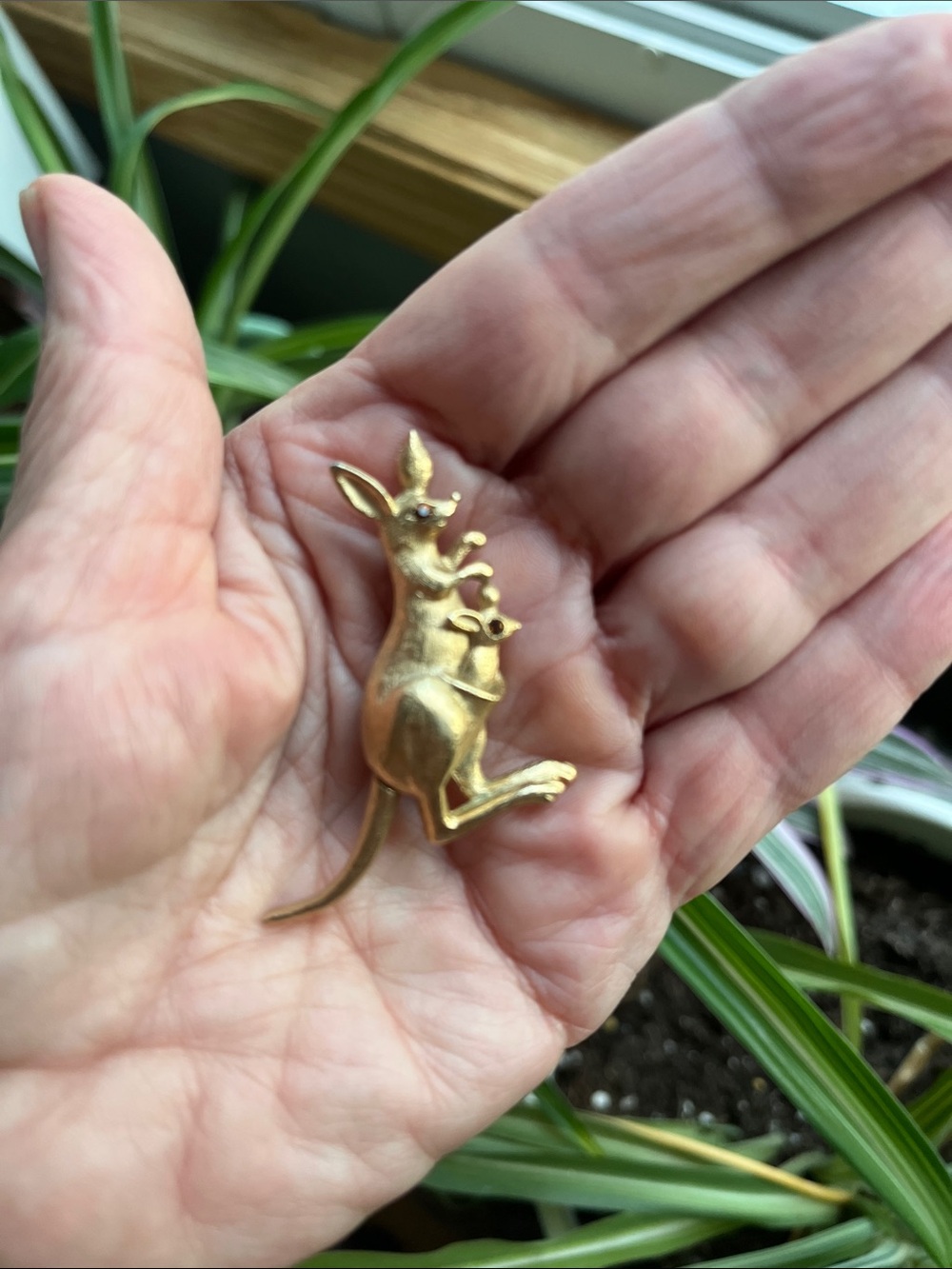 Vtg 70s Kangaroo & Baby Joey AVON Brushed Gold Tone Brooch Pin Rhinestone Eyes